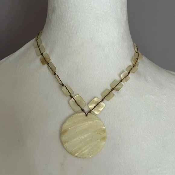 Jewelry - Luminescent shell necklace